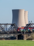Zug der S-Bahn Hannover auf der Eisenbahnbrücke über die Weser