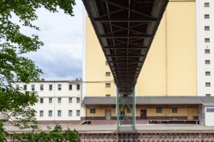 Versorgungsbrücke über die Hafeneinfahrt