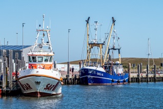 SAR-Kreuzer \"Eugen\" der DGzRS und GRE16 ein Fischtrawer im Norderneyer Hafen