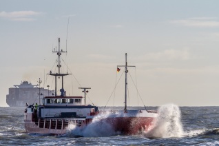 Tanker in der Deutschen Bucht, im Hintergrund ein Containerschiff