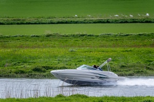 Sportboot auf der Oberweser