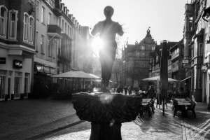 Rattenfängerbrunnen im Gegenlicht