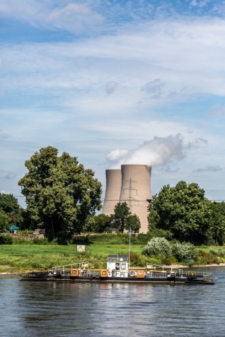 Grohnder Fähre auf der Weser, im Hintergrund die Kühltürme vom Kernkraftwerk Grohnde