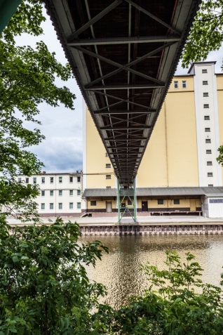 Transportbrücke zwischen dem Getreidesilo und dem Mühlengebäude über die Einfahrt zum Hamelner Hafen